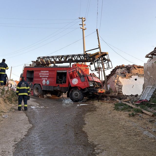 Yangından dönen itfaiye aracı evin duvarına çarptı; 3 personel yaralı