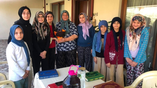Kur'an kursu öğrencilerden gazi eşine dua ziyareti