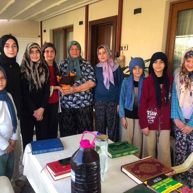 Kur'an kursu öğrencilerden gazi eşine dua ziyareti