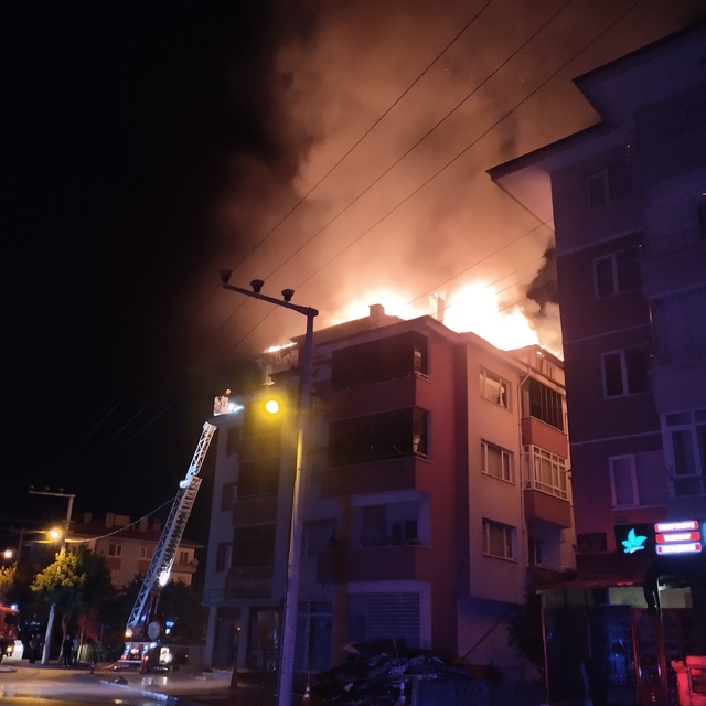 Bolu'da bir apartmanın çatı katı alev alev yandı