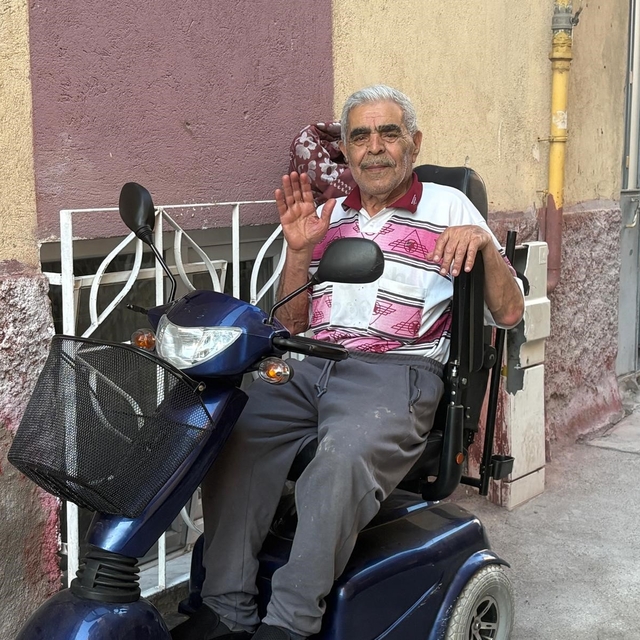 Oğlunun akülü tekerlekli sandalyesini yaktığı babaya akülü araç hediye edil...