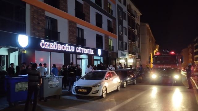Patlayan apartman aydınlatması bina sakinlerini sokağa döktü