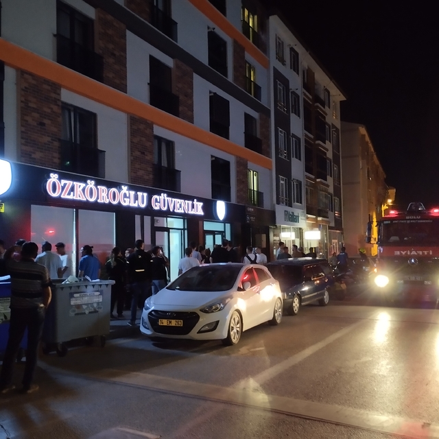Patlayan apartman aydınlatması bina sakinlerini sokağa döktü
