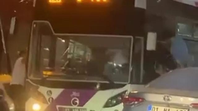 Adana'da belediye otobüs şoförü 10 kişilik gurubun saldırısına uğradı