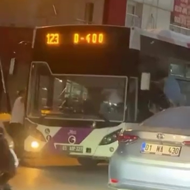 Adana'da belediye otobüs şoförü 10 kişilik gurubun saldırısına uğradı