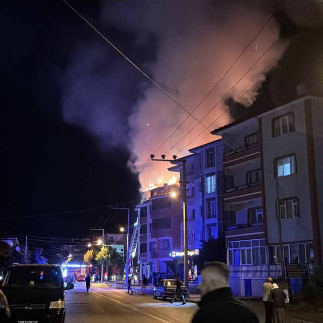 Bolu'da apartmanda çıkan yangında alevler geceyi aydınlattı: Patlama sesler...