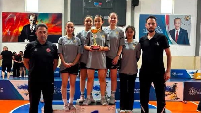 Erzincan ANALİG badmintonda kız ve erkeklerde grup birincisi oldu