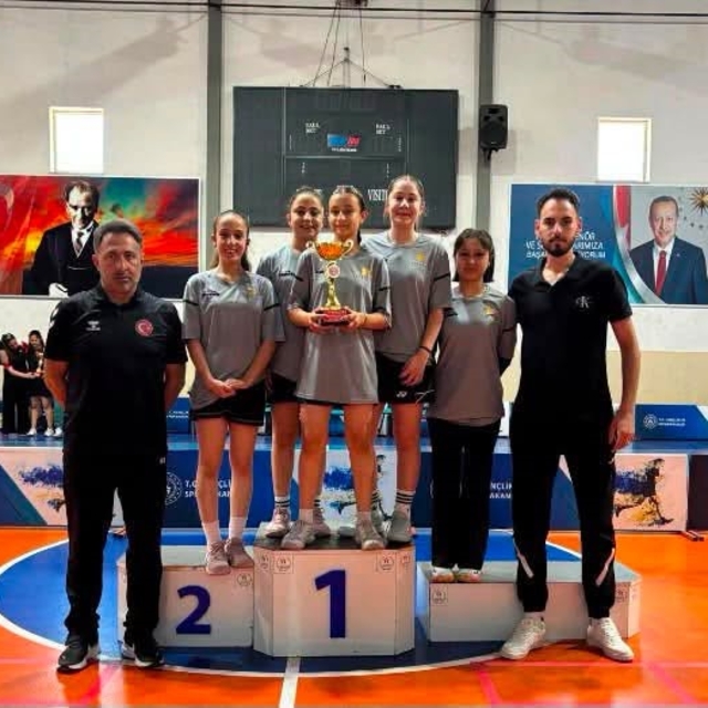 Erzincan ANALİG badmintonda kız ve erkeklerde grup birincisi oldu
