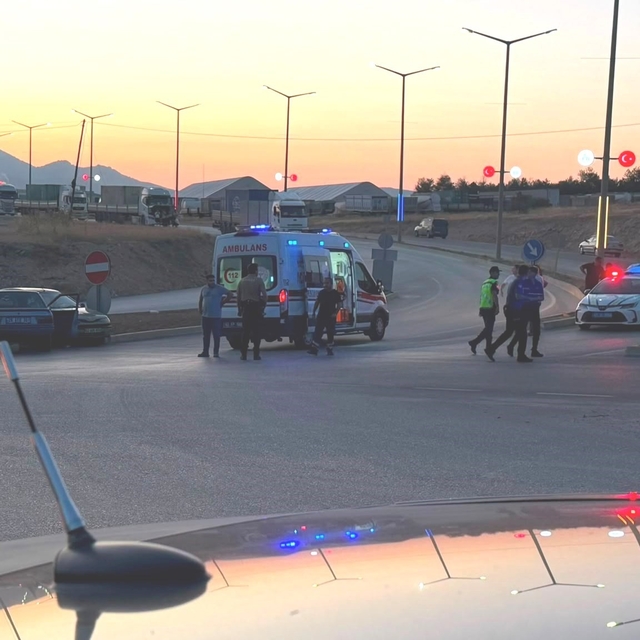 Emet'te trafik kazası: 4 kişi yaralandı, sürücü olay yerinden kaçtı