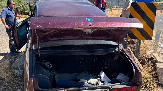 Refüje çarpan otomobildeki 3 kişi yaralandı