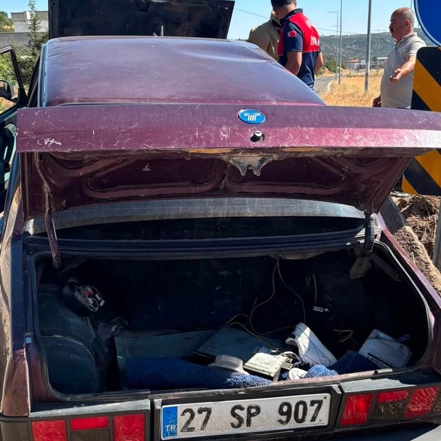 Refüje çarpan otomobildeki 3 kişi yaralandı