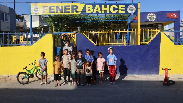 Depremde evi yıkıldı, yeni evini satın aldıktan sonra ilk işi Fenerbahçe aşkını yaşatmak oldu
Fanatik Fenerbahçeli Mehmet Saçar: "İki yıldızımızın hakkını yediler zamanında, 5 yıldızı ben koydum"