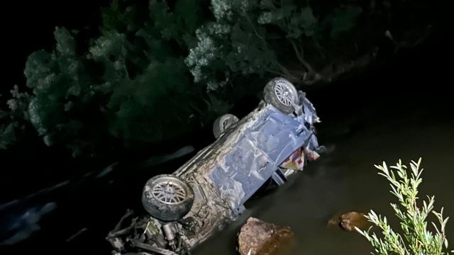 Dereye yuvarlanan otomobilin sürücüsü öldü