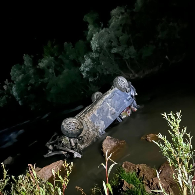 Dereye yuvarlanan otomobilin sürücüsü öldü