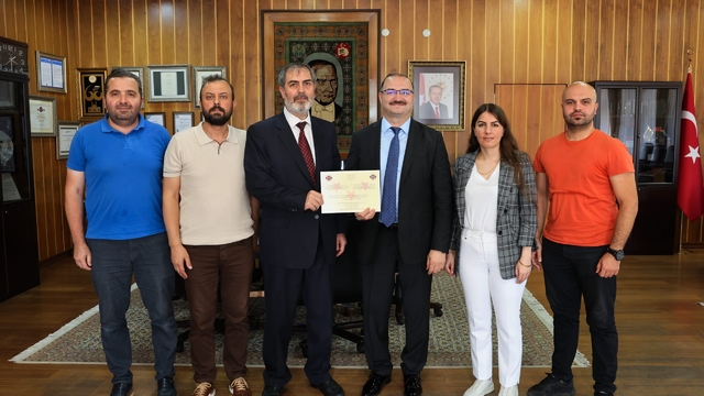 Atatürk Üniversitesinde bir akreditasyon başarısı daha: Ekonometri bölümü 3 yıllığına akredite edildi
Eğitim kalitesini tescilleyen belge, Rektör Hacımüftüoğlu'na takdim edildi