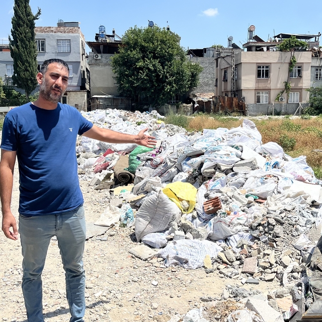 Mahalle arasındaki arsa çöplüğe döndü, vatandaşlar tepki gösterdi