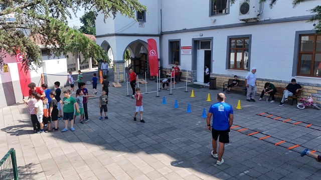 Kur'an kursu öğrencileri sporla buluştu
Sporla hem eğleniyor hem enerjileri atıyorlar