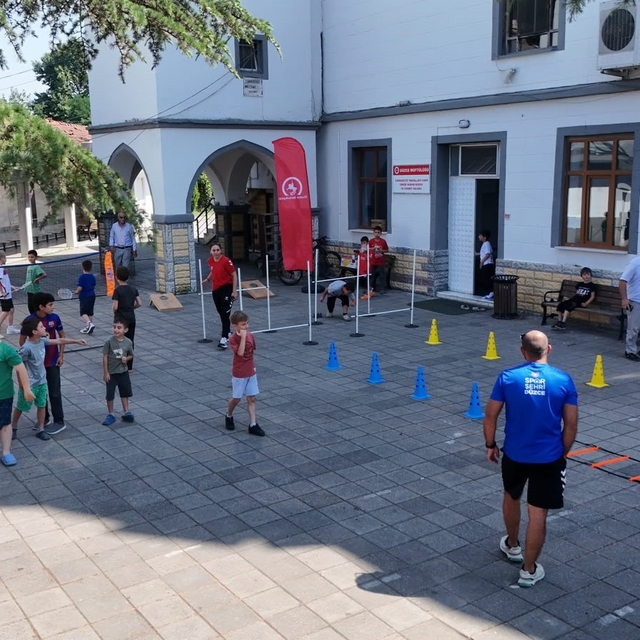 Kur'an kursu öğrencileri sporla buluştu
Sporla hem eğleniyor hem enerjileri...