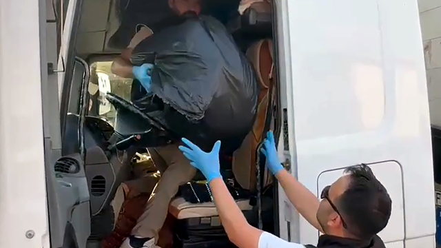 Polisin takibiyle durdurulan TIR'da 24 kilo skunk ele geçirildi