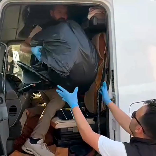Polisin takibiyle durdurulan TIR'da 24 kilo skunk ele geçirildi