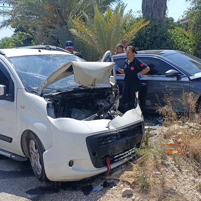 Otomobil ile hafif ticari araç kafa kafaya çarpıştı: 1 yaralı
Yaralı sürücü...