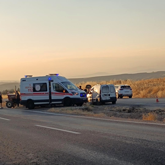 Siirt'te otomobil ile traktör çarpıştı: 2 yaralı