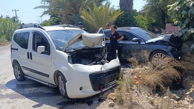 Otomobil ile hafif ticari araç kafa kafaya çarpıştı: 1 yaralı
Yaralı sürücü araçtan sağlık ve jandarma ekipleri  tarafından çıkartıldı
