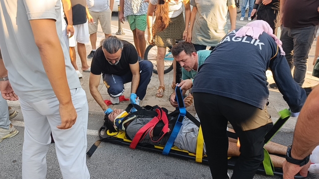 Sürüklenen motosiklet yayaların arasına daldı: 3 yaralı
O anlar güvenlik kamerasına yansıdı