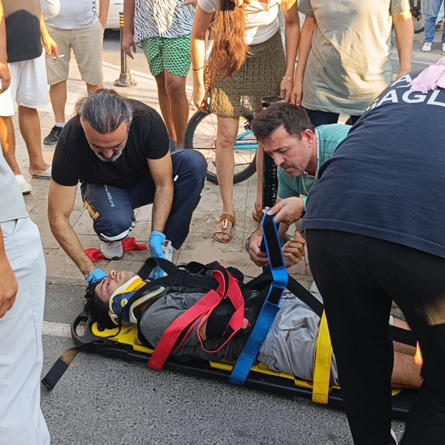 Sürüklenen motosiklet yayaların arasına daldı: 3 yaralı
O anlar güvenlik ka...