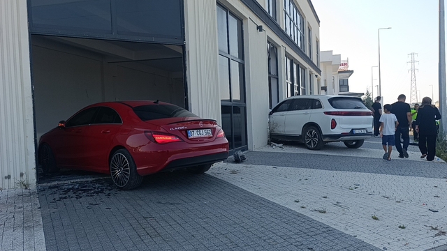 Çarpışan otomobiller hızını alamayıp iki ayrı kapıdan iş yerine girdi o anlar güvenlik kamerasına yansıdı
İş yerinin boş olması sebebiyle kazada kimse yaralanmadı