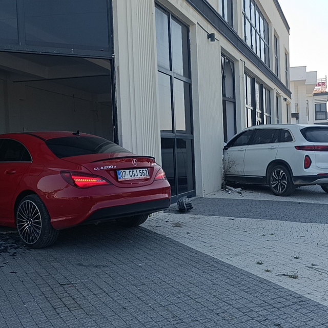 Çarpışan otomobiller hızını alamayıp iki ayrı kapıdan iş yerine girdi o anl...