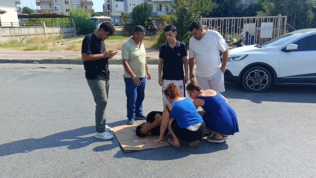Otomobil motosiklete çarptı, otomobildeki yolcu yaralıyı bırakıp gazeteciyle uğraştı
Çekim yapan gazeteciyi kayıt altına alıp 'Polis gereğini yapar' dedi
Kaza anı an be an güvenlik kamerasına yansıdı