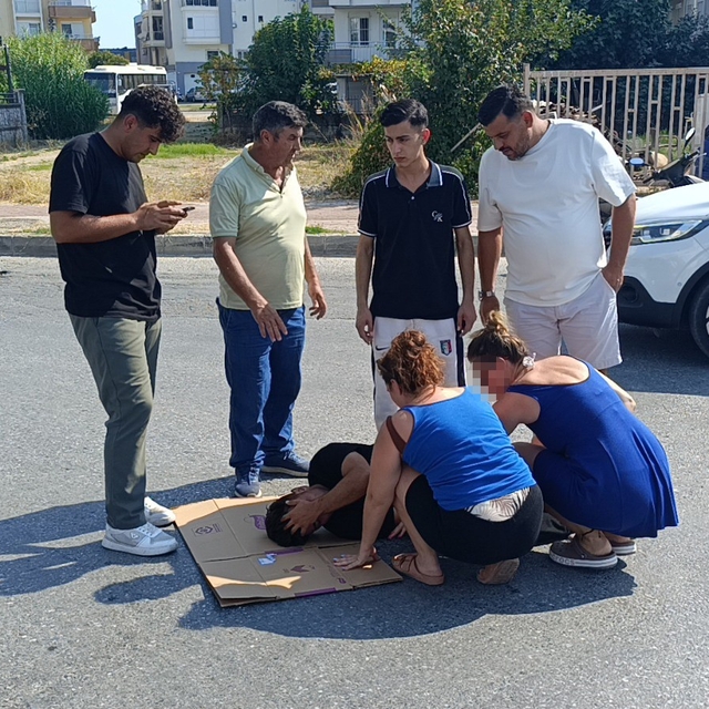 Otomobil motosiklete çarptı, otomobildeki yolcu yaralıyı bırakıp gazeteciyl...
