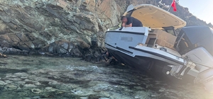 Sürüklenen tekne kayalıklara çarptı