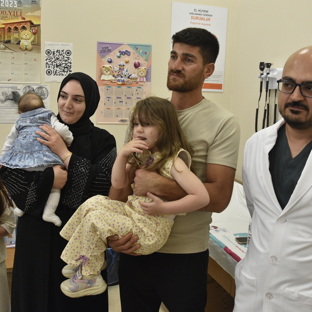 Tatvan'da 3 yaşındaki çocuğun yuttuğu saat pili operasyonla çıkarıldı