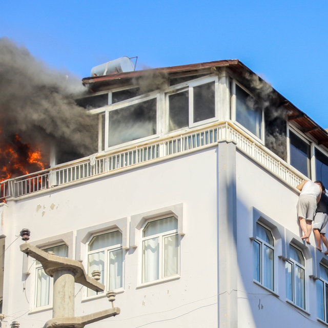 Yangında teras korkuluğundan sarkıp, kurtarılmayı beklediler
