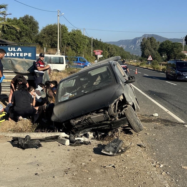 Muğla'da araç yoldan çıktı: 1'i çocuk 7 yaralı