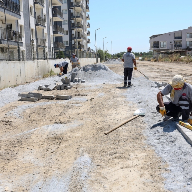 Efeler'de yol yatırımları sürüyor