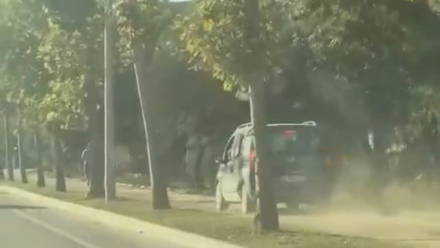 Hafif ticari aracıyla kaldırımda ilerleyip, yayalardan yol istedi