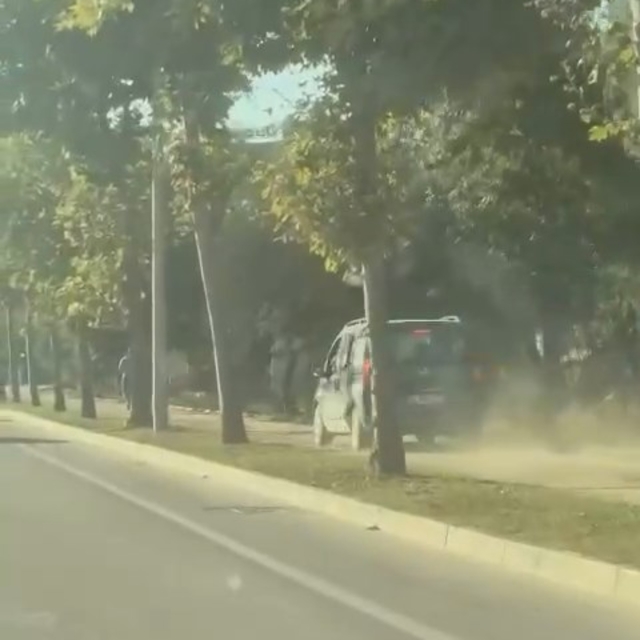 Hafif ticari aracıyla kaldırımda ilerleyip, yayalardan yol istedi