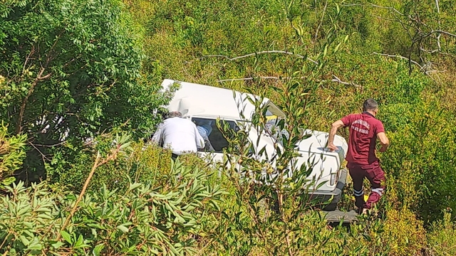 5 metreden şarampole yuvarlanan otomobil sürücüleri yaralandı