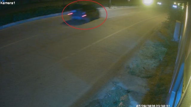 Takla atan otomobildekilerin yardımına koştular