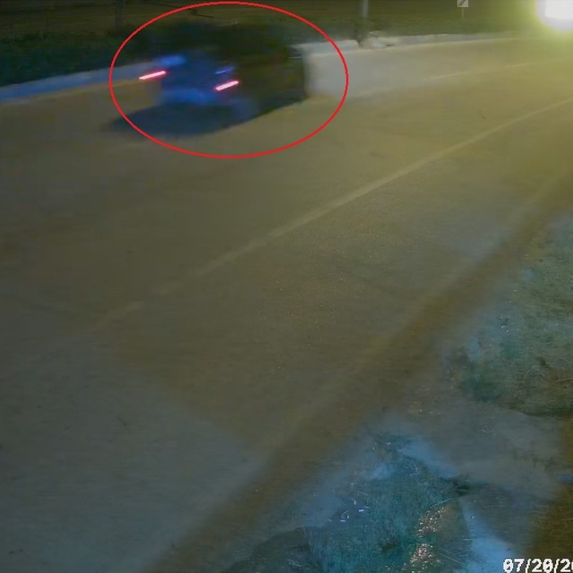 Takla atan otomobildekilerin yardımına koştular