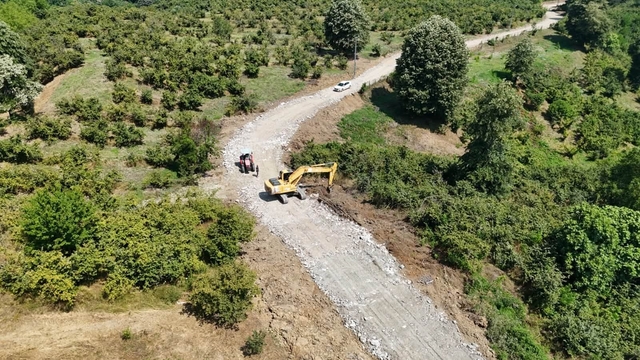 Erenler'de kırsal mahallelerde üstyapı ve yol çalışmaları sürüyor