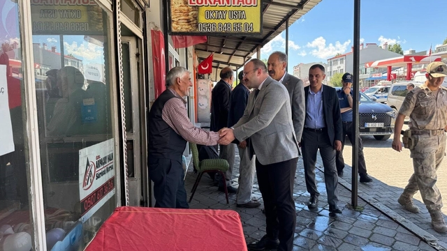 Yeni Kaymakam Güvenç'ten Arpaçay'da esnafla ilk buluşma
Kaymakam Mehmet Abdulkadir Güvenç,  "Kapımız da gönlümüz de vatandaşımıza açık"**