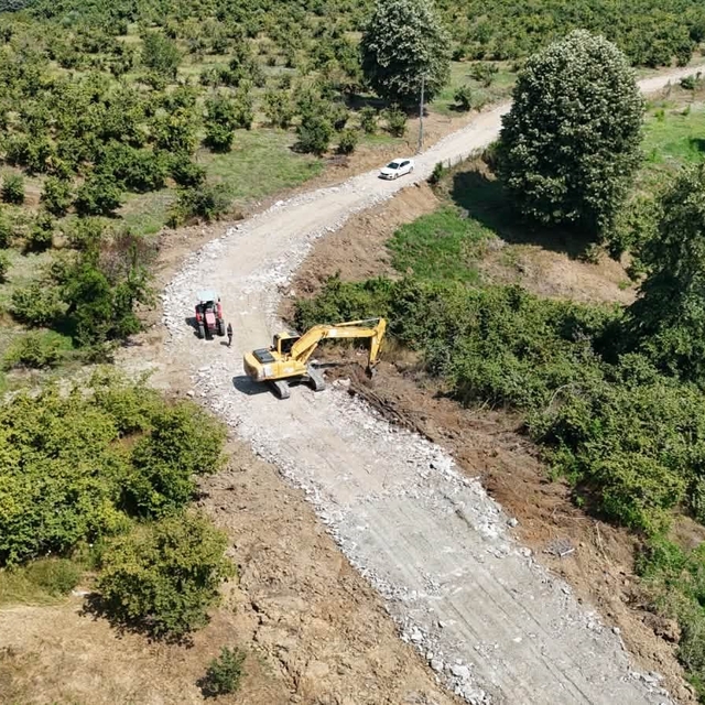 Erenler'de kırsal mahallelerde üstyapı ve yol çalışmaları sürüyor