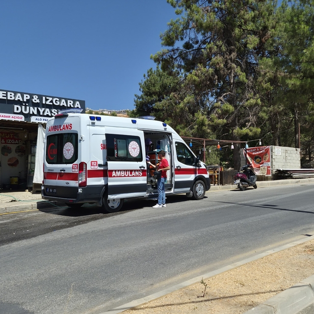 Devrilen motosikletteki 2 kişi yaralandı