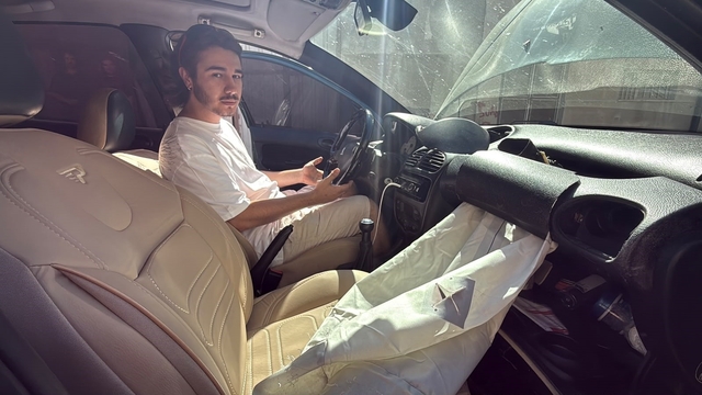 Rögar kapağı nedeniyle alın teriyle aldığı aracının airbagleri patladı
Eskişehirli gencin çalışarak güçlükle aldığı otomobili, Baksan'daki rögar kapağı sebebi ile ağır hasar aldı
Kaza sonrası mağduriyetini dile getiren araç sahibi Furkan Solmaz:
"Bir sene boyunca burgercide çalışarak biriktirdiğim parayla aldığım aracım çok büyük değer kaybına uğradı"
Bölgede esnaflık yapan ve kendisi de aynı noktada kaza geçiren Mustafa Kopal;
"Bu mazgal araba katili, yıl olmuş 2026 hâlâ asfalt yok"
