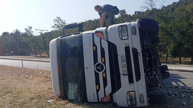 Amasya'da elektronik eşya yüklü tır devrildi