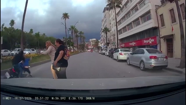 Hatay'da yaya geçidinde skuterli çocuğa motosiklet çarptı